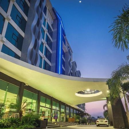 Alvarez Hotel Бурирам Экстерьер фото