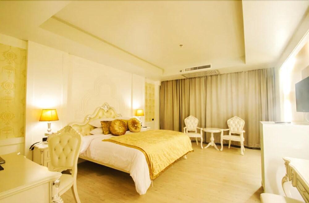 Alvarez Hotel Бурирам Экстерьер фото