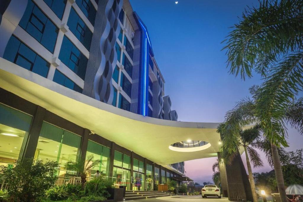 Alvarez Hotel Бурирам Экстерьер фото