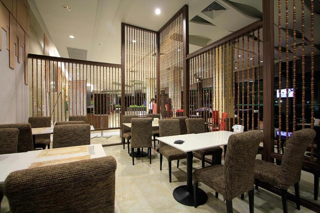 Alvarez Hotel Бурирам Экстерьер фото