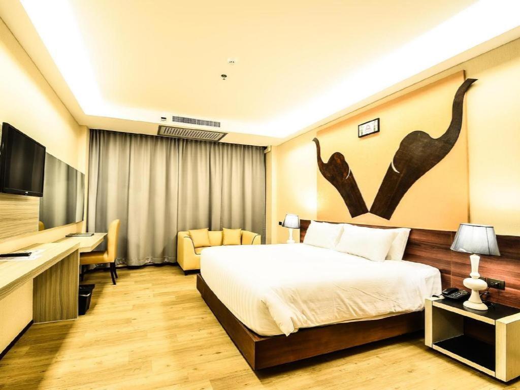 Alvarez Hotel Бурирам Экстерьер фото
