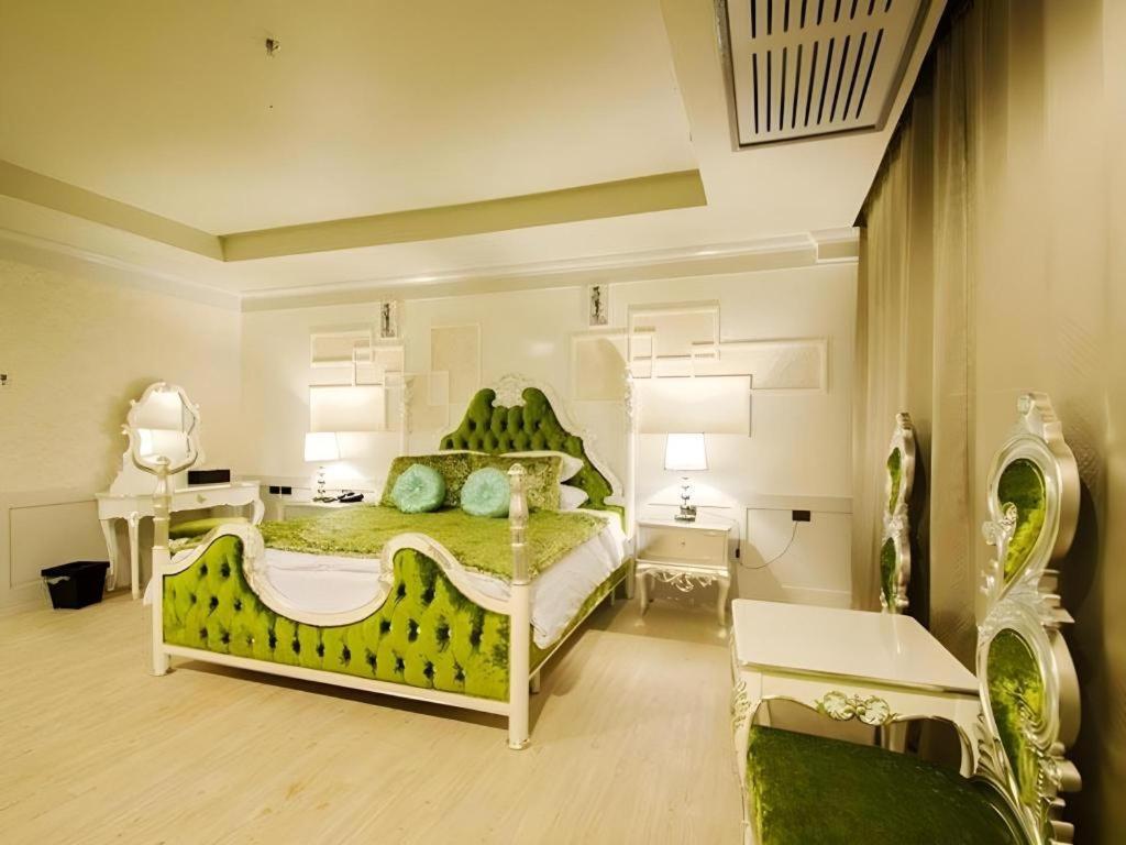 Alvarez Hotel Бурирам Экстерьер фото