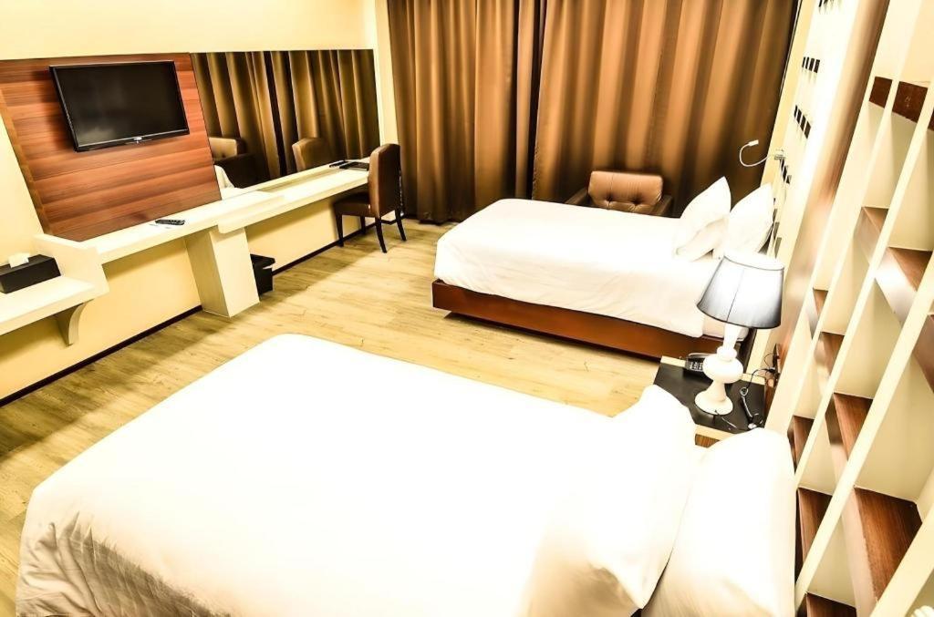Alvarez Hotel Бурирам Экстерьер фото