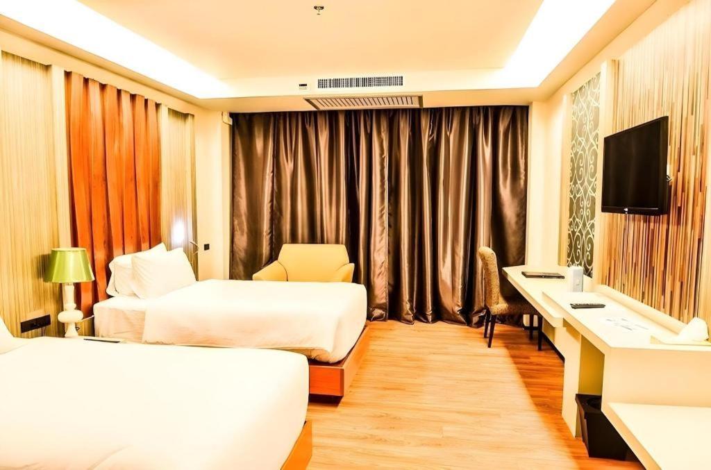 Alvarez Hotel Бурирам Экстерьер фото