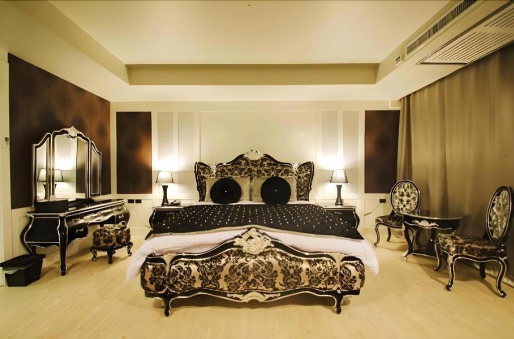 Alvarez Hotel Бурирам Экстерьер фото
