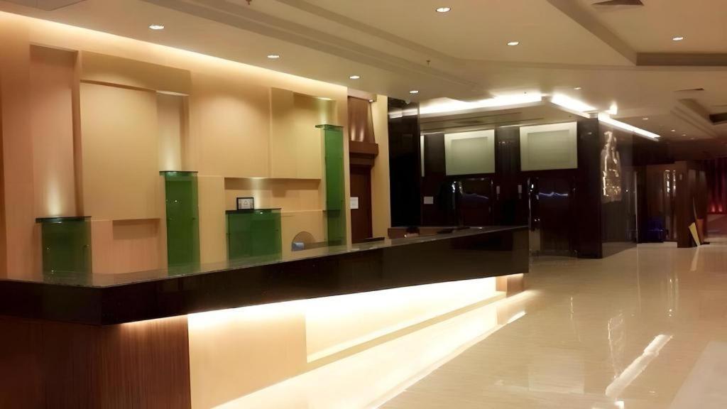 Alvarez Hotel Бурирам Экстерьер фото