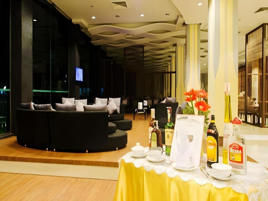 Alvarez Hotel Бурирам Экстерьер фото