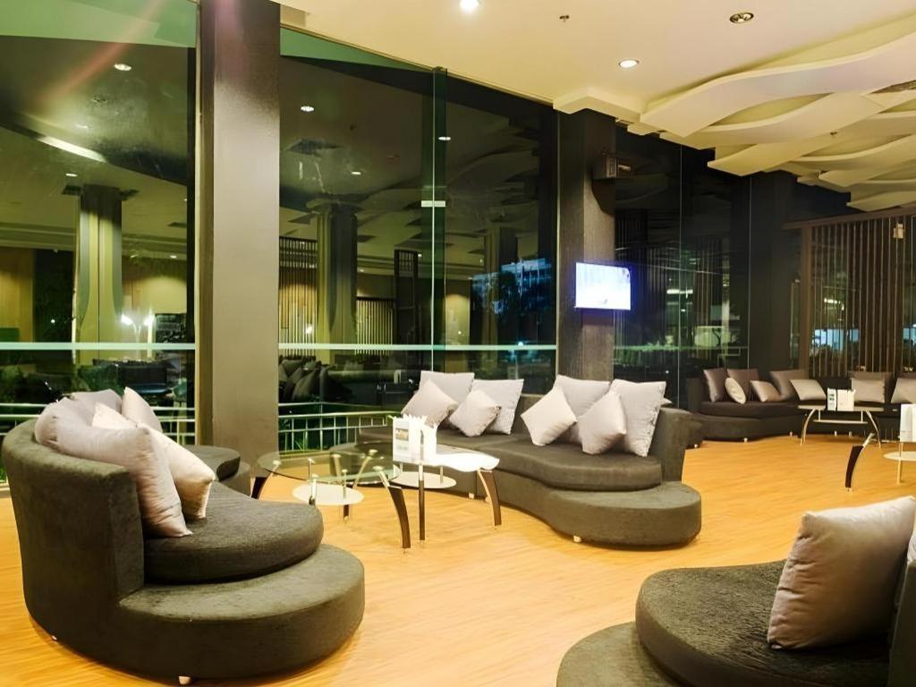 Alvarez Hotel Бурирам Экстерьер фото