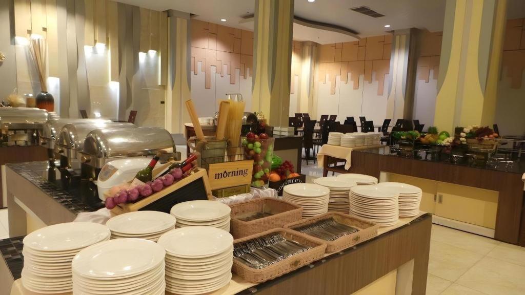 Alvarez Hotel Бурирам Экстерьер фото