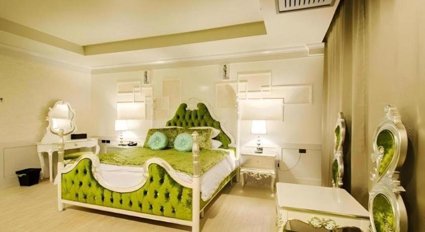 Alvarez Hotel Бурирам Экстерьер фото