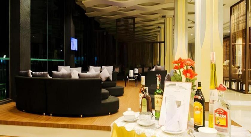 Alvarez Hotel Бурирам Экстерьер фото