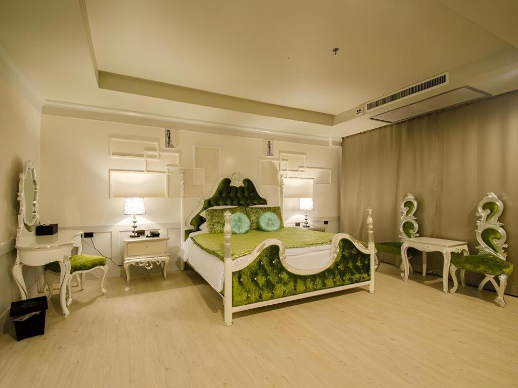 Alvarez Hotel Бурирам Экстерьер фото
