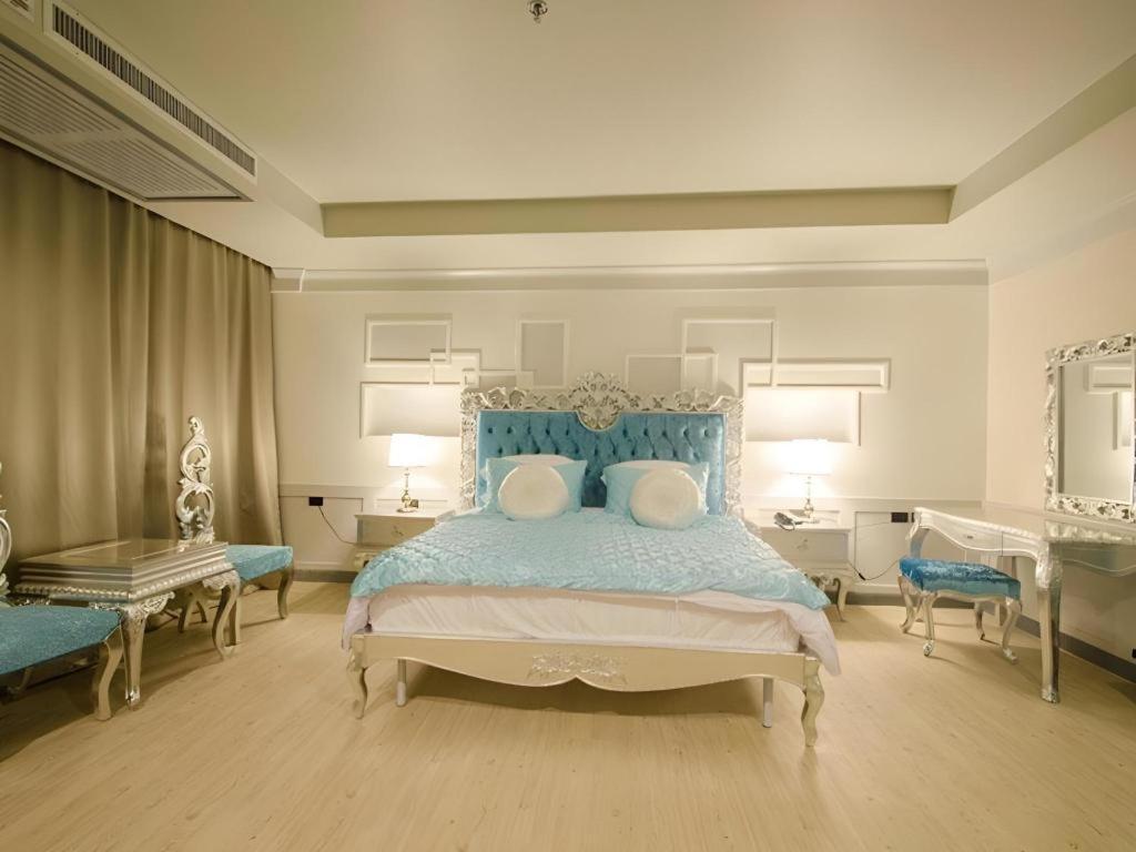 Alvarez Hotel Бурирам Экстерьер фото