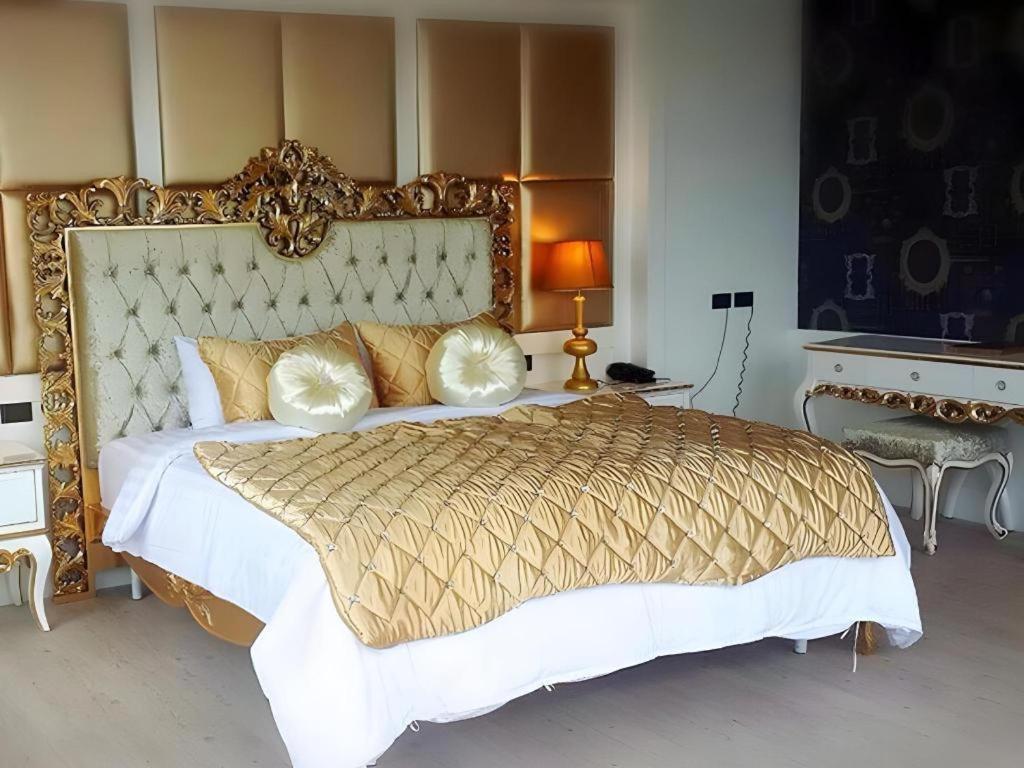 Alvarez Hotel Бурирам Экстерьер фото