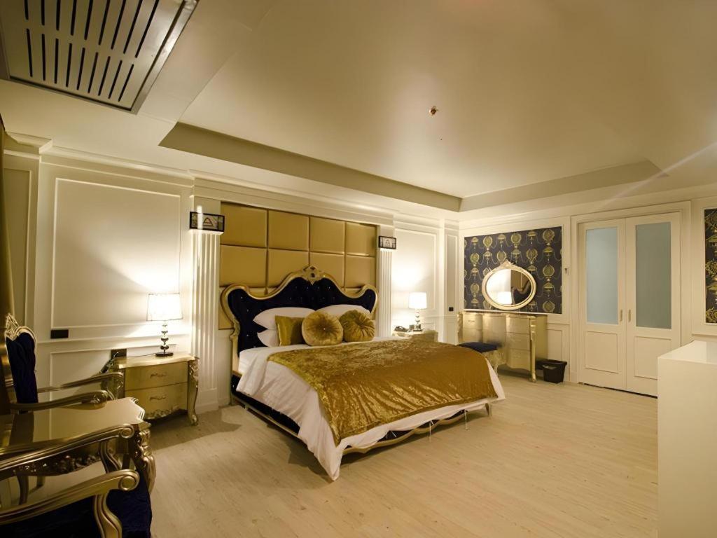 Alvarez Hotel Бурирам Экстерьер фото