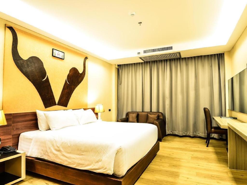 Alvarez Hotel Бурирам Экстерьер фото