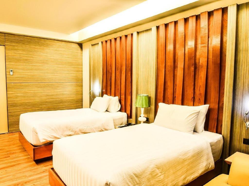 Alvarez Hotel Бурирам Экстерьер фото