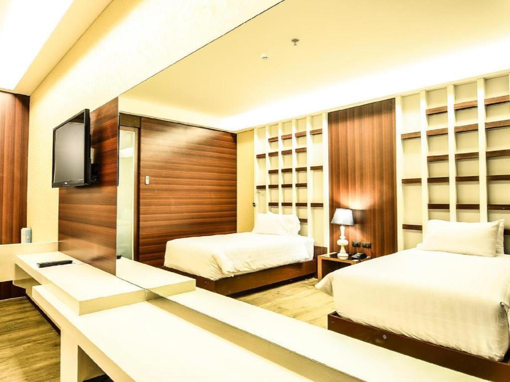 Alvarez Hotel Бурирам Экстерьер фото