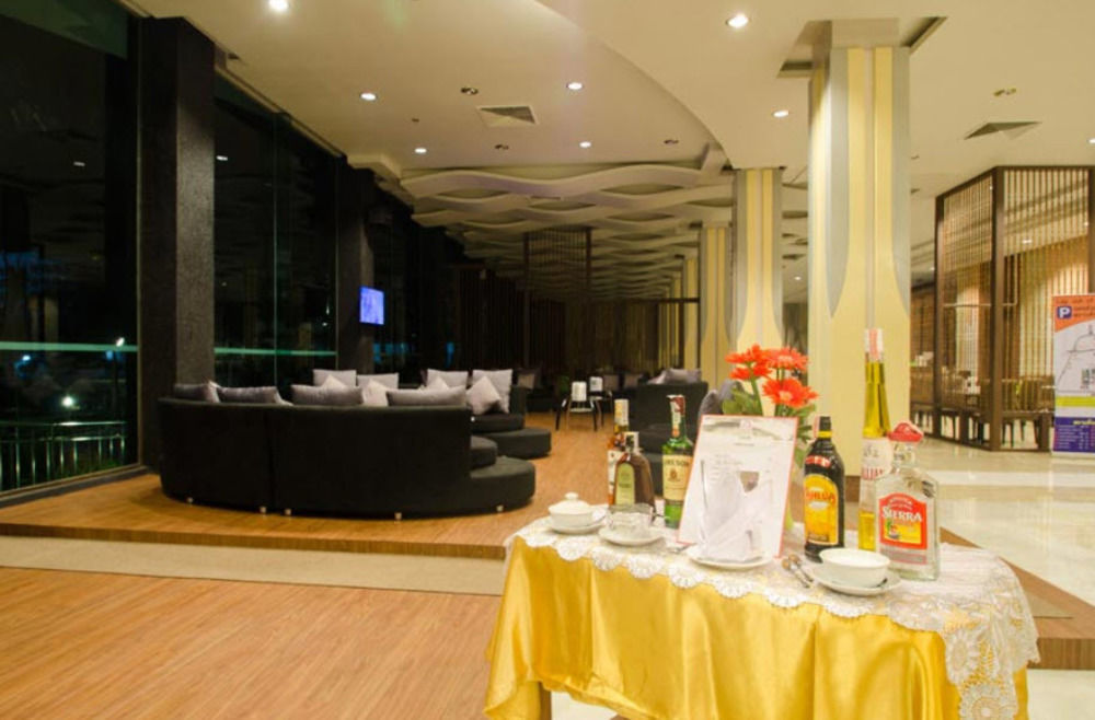 Alvarez Hotel Бурирам Экстерьер фото