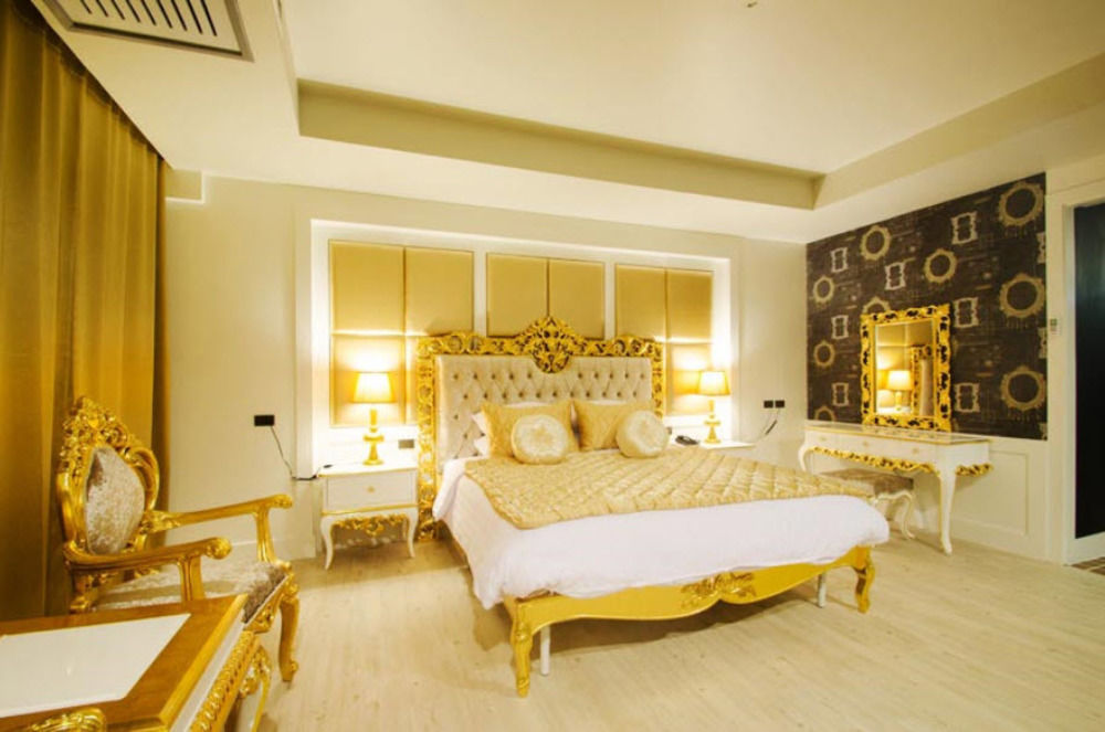 Alvarez Hotel Бурирам Экстерьер фото