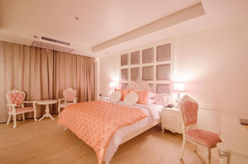 Alvarez Hotel Бурирам Экстерьер фото