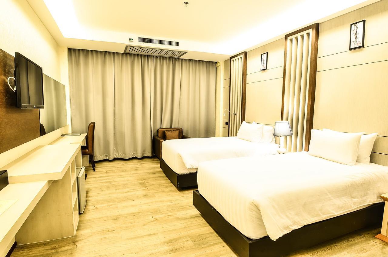 Alvarez Hotel Бурирам Экстерьер фото