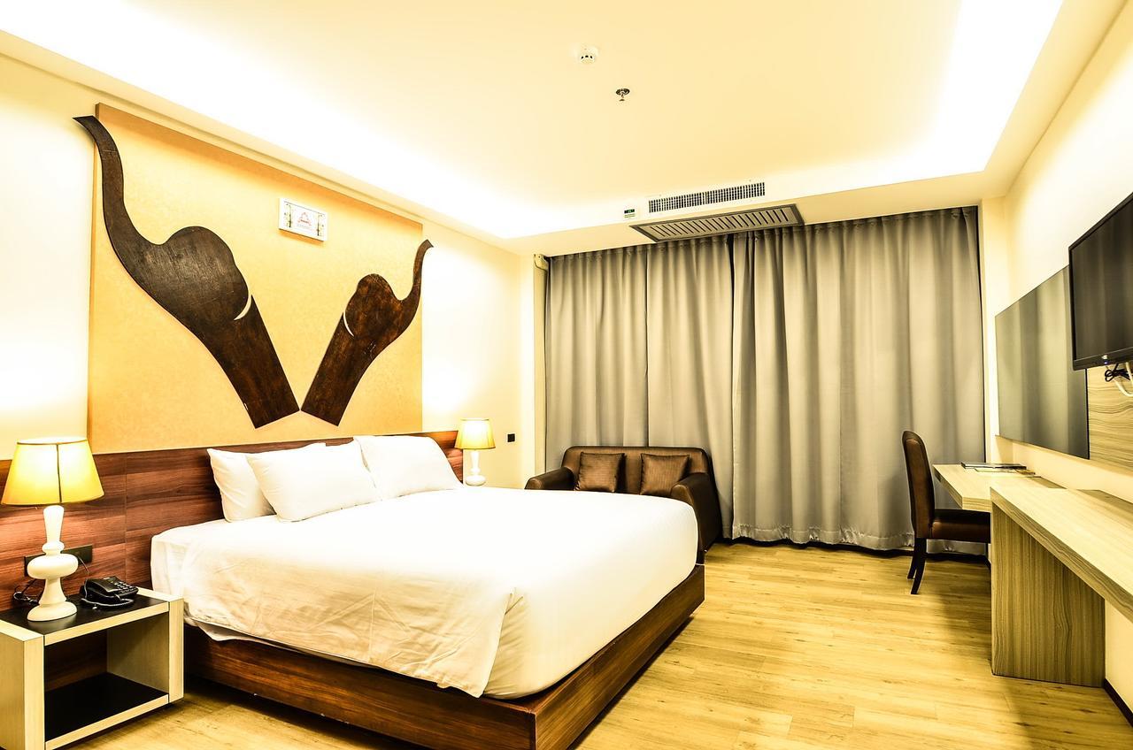 Alvarez Hotel Бурирам Экстерьер фото