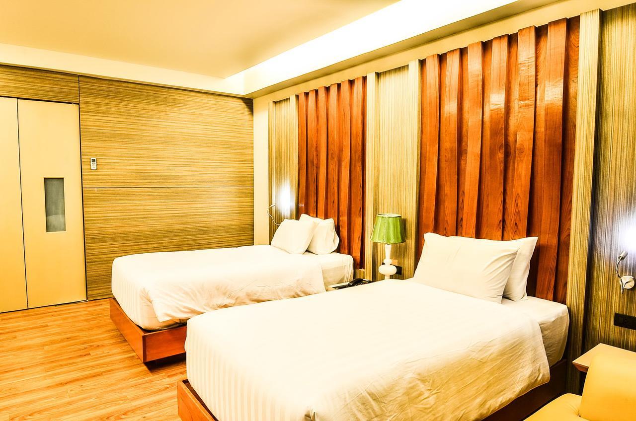 Alvarez Hotel Бурирам Экстерьер фото