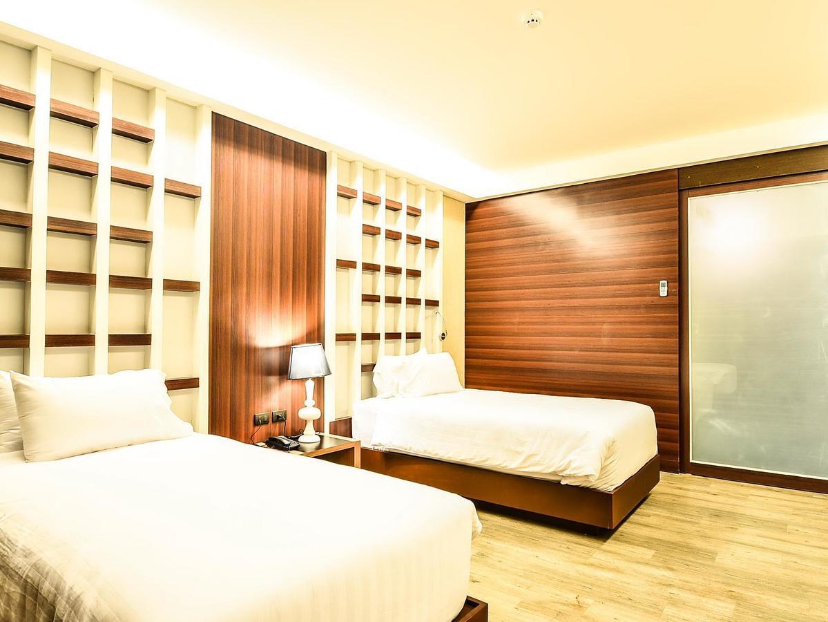 Alvarez Hotel Бурирам Экстерьер фото