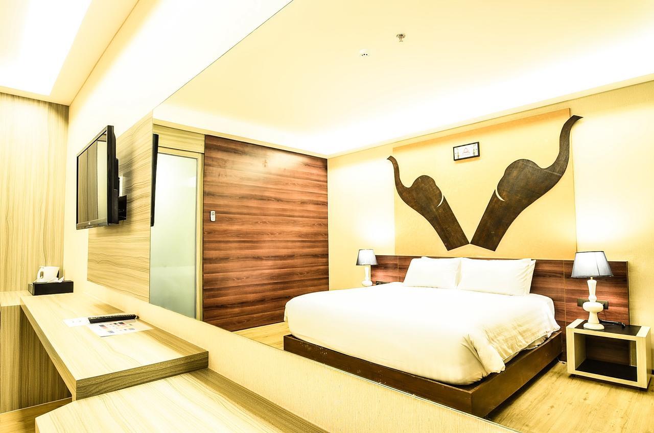 Alvarez Hotel Бурирам Экстерьер фото