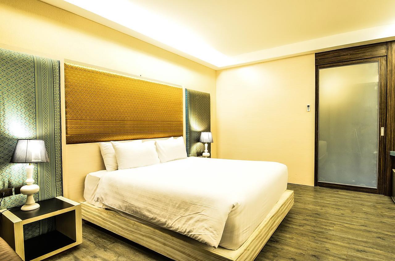 Alvarez Hotel Бурирам Экстерьер фото