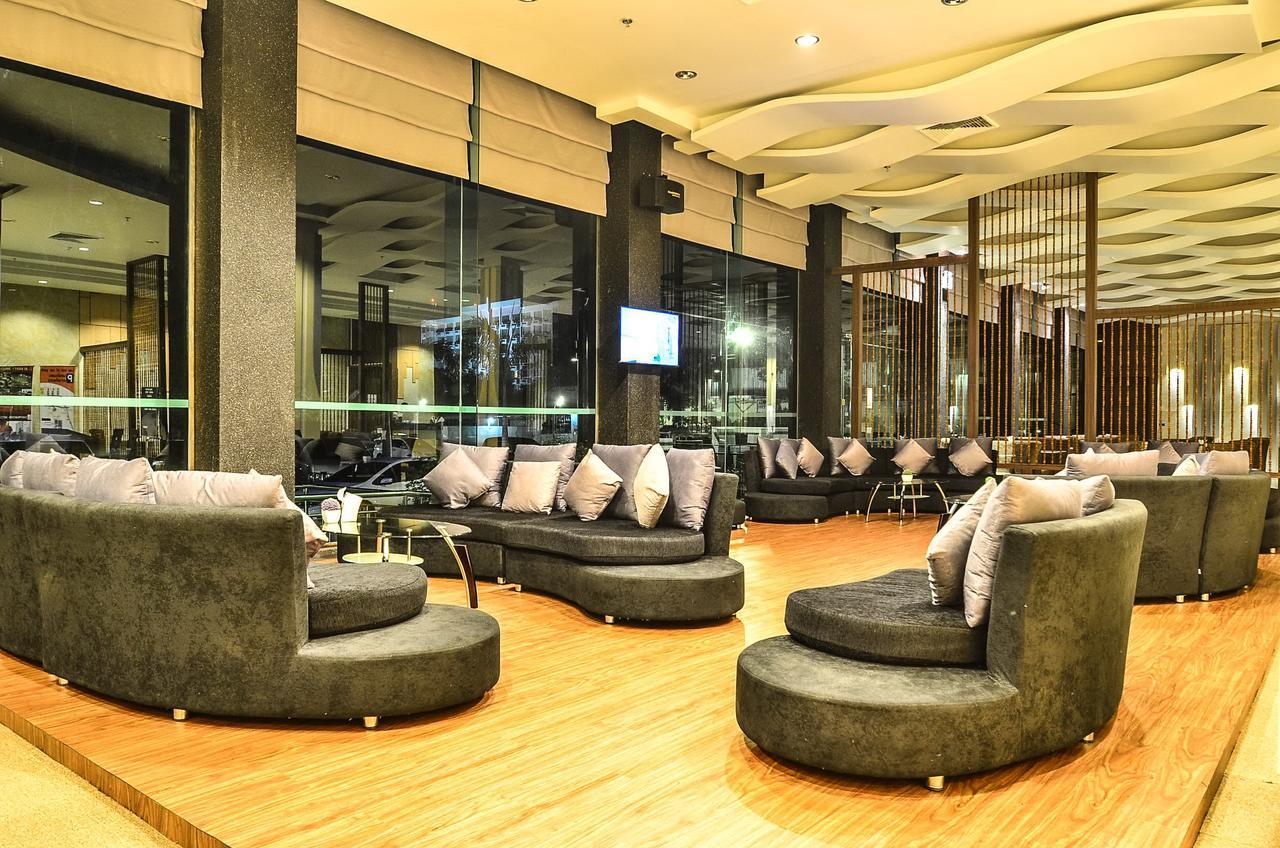 Alvarez Hotel Бурирам Экстерьер фото