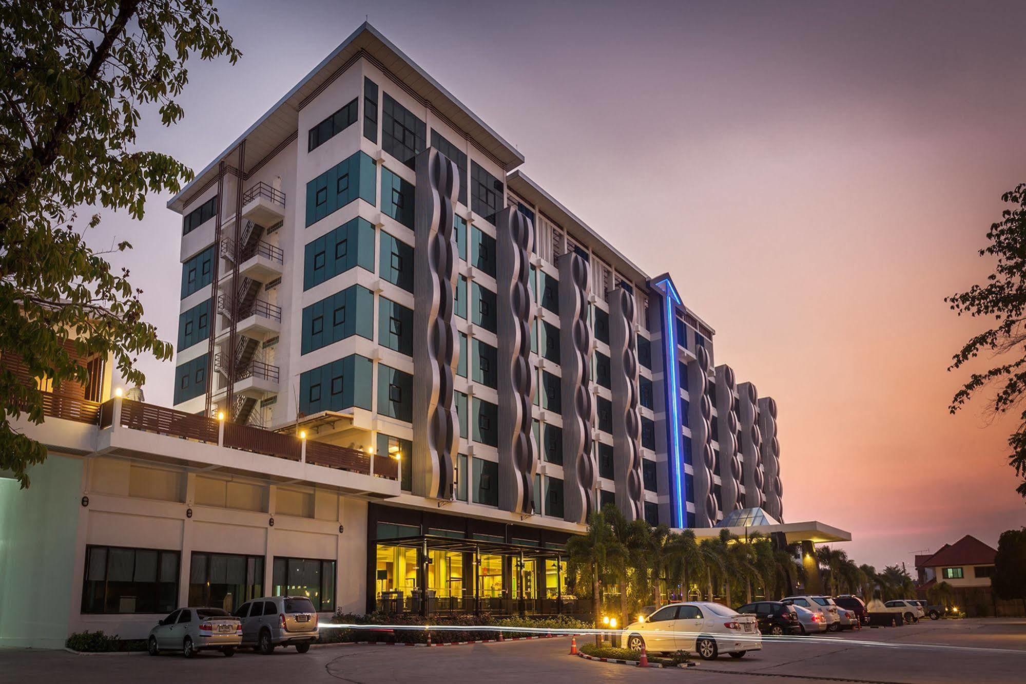 Alvarez Hotel Бурирам Экстерьер фото